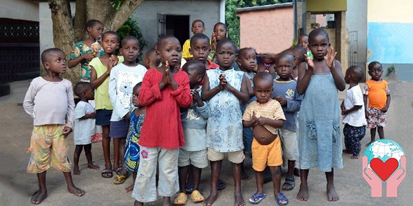 bambini che aspettano le caprette