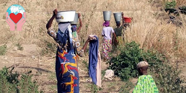 donne portano acqua sulla testa