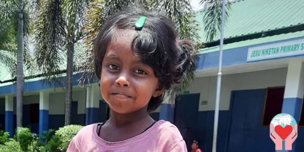 Bambina povera in India