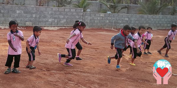 bambini indiani suore della carità