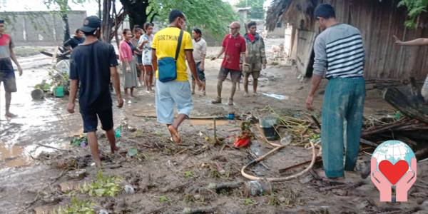 Emergenza umanitaria dopo alluvione indonesia