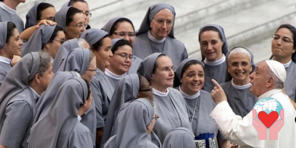 Papa Francesco e alcune suore