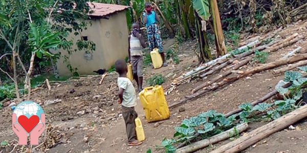 bambini portano l'acqua