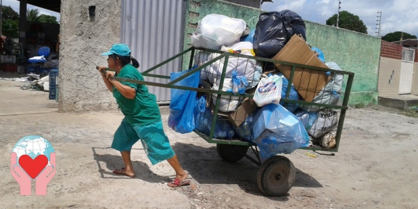 Lavoratrice con divisa e carretto