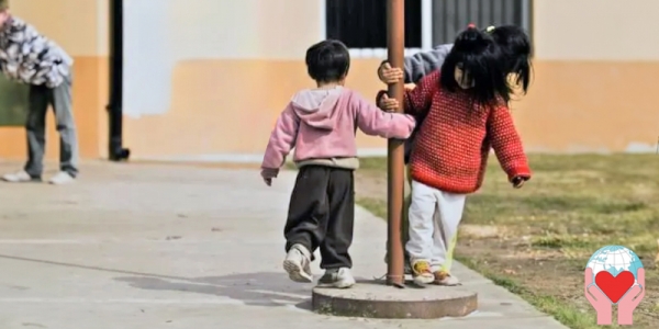 bambini poveri giocano