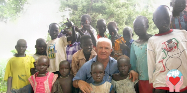 sacerdote con bambini poveri