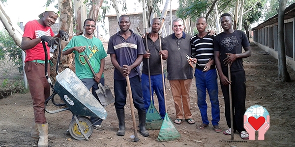 sacerdote in Mozambico